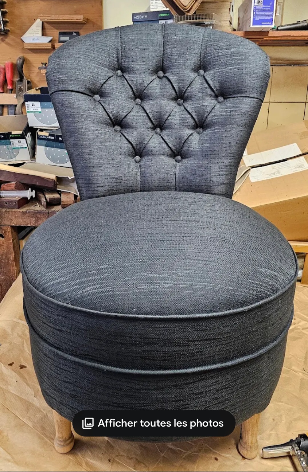 Fauteuil crapaud capitonné en tissu gris anthracite