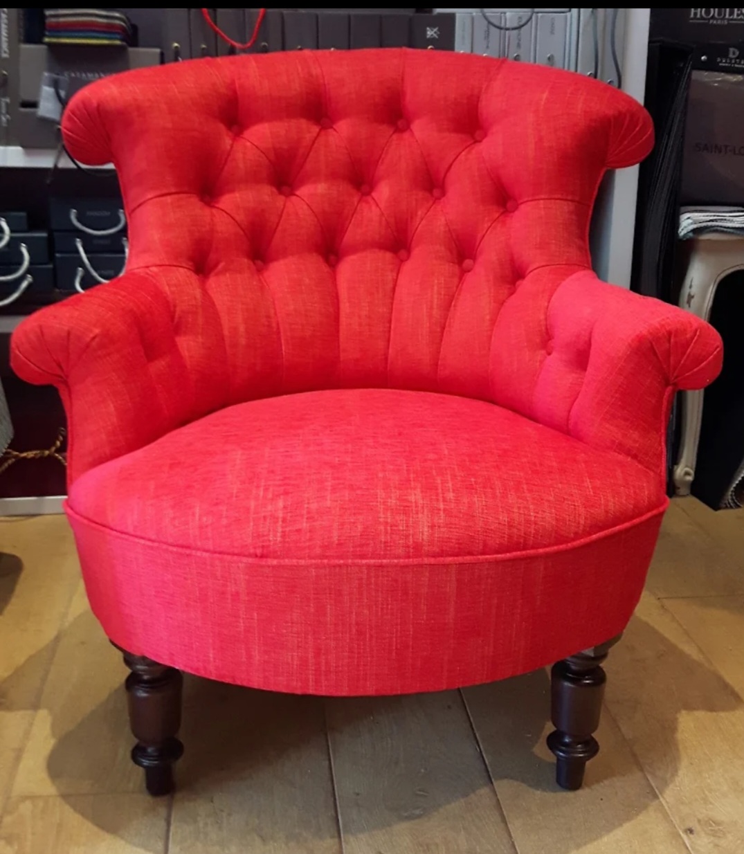 Fauteuil crapaud capitonné en lin rouge corail