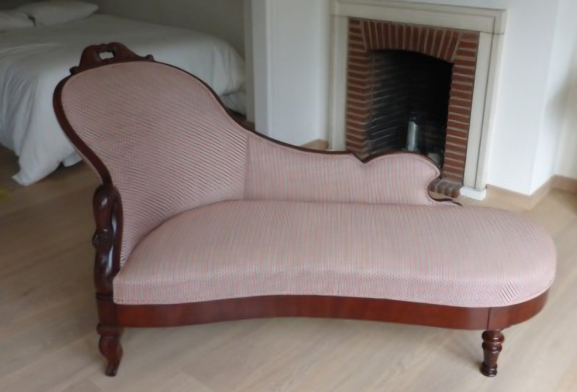 Méridienne ancienne en acajou garnie d'un tissu rose à fines rayures