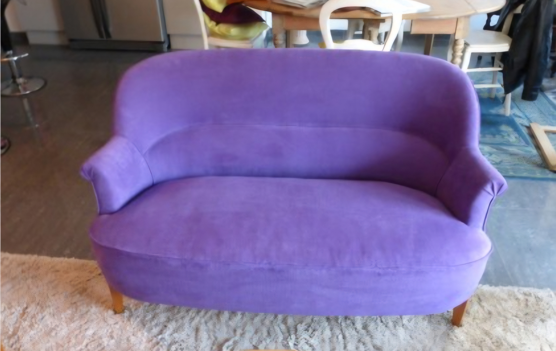 Canapé crapaud deux places garni en velours violet