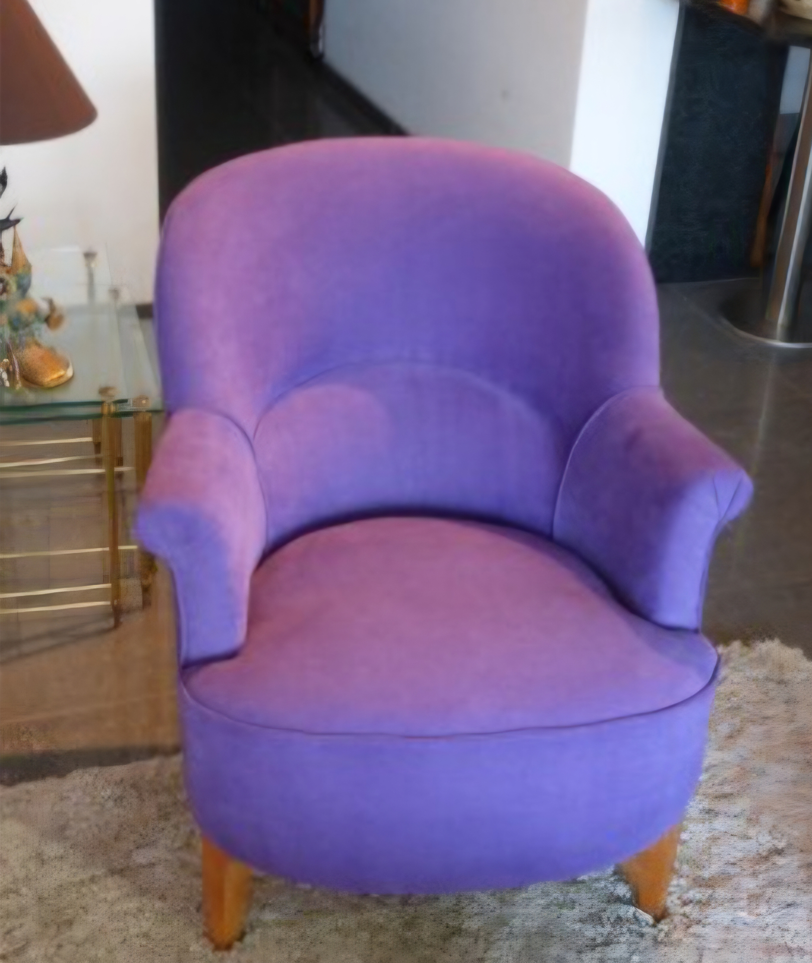 Fauteuil crapaud garni en velours violet