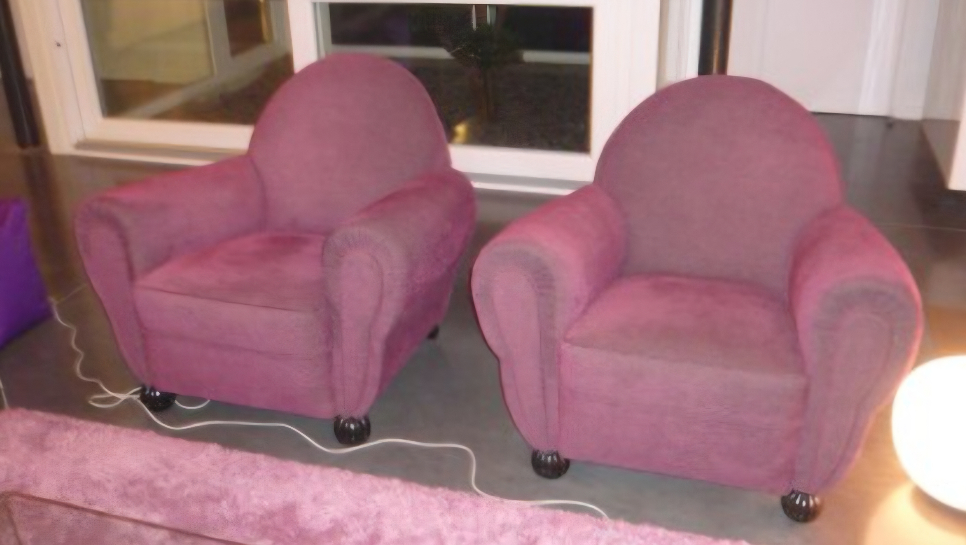 Paire de fauteuils club en velours framboise