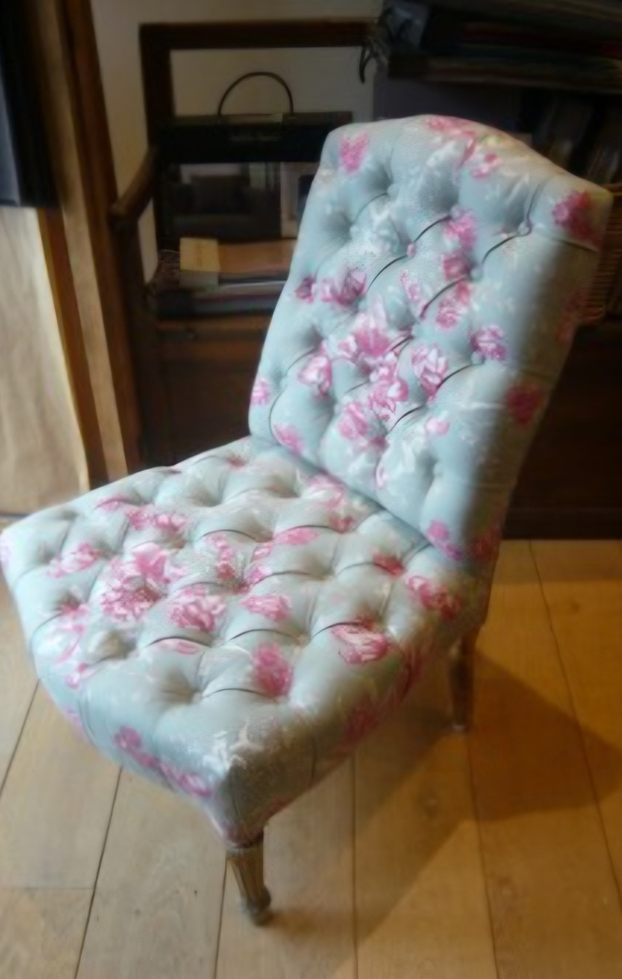 Chauffeuse capitonnée en tissu fleuri bleu et rose