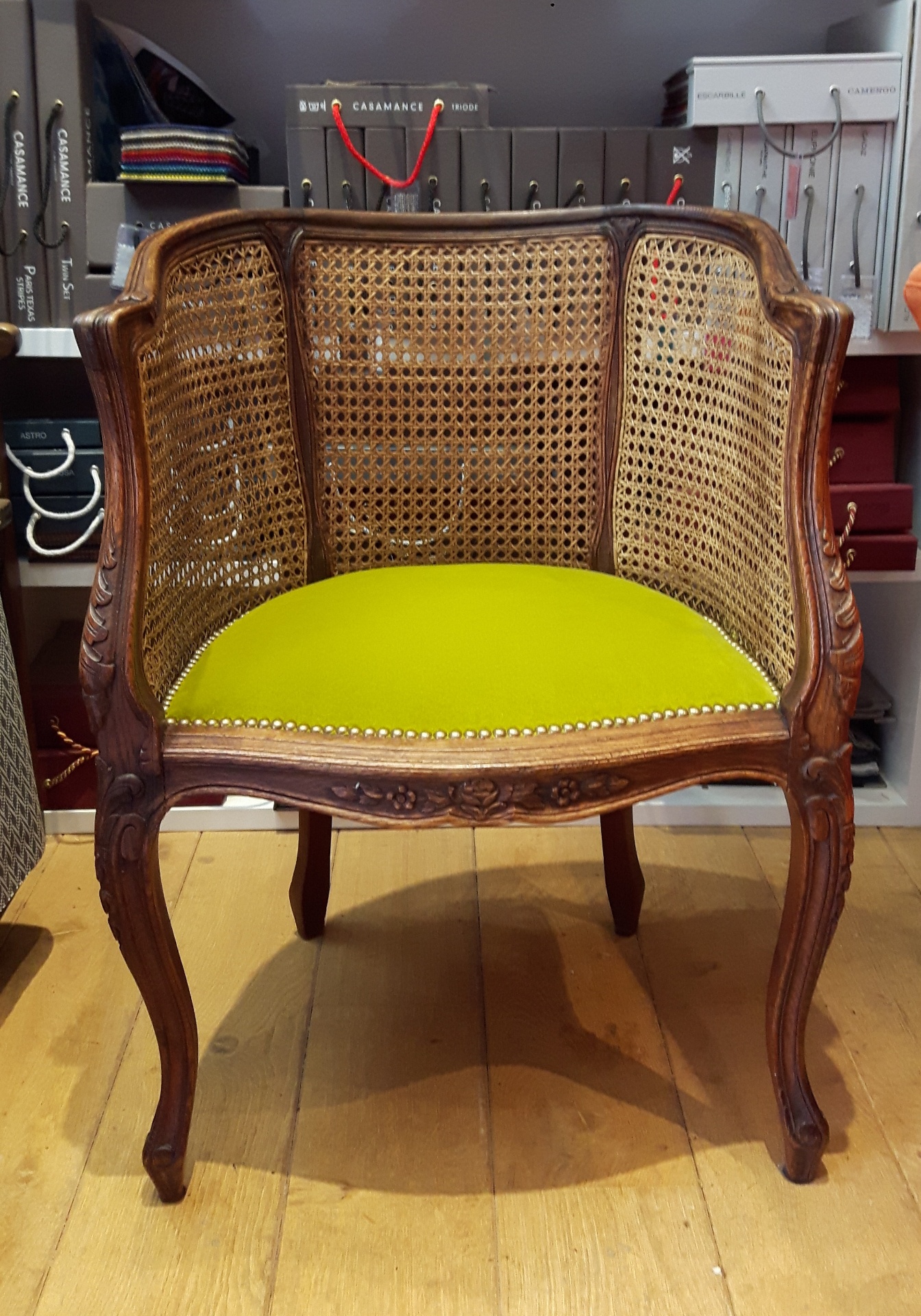 Fauteuil tonneau cannage main avec assise garnie en velours vert anis