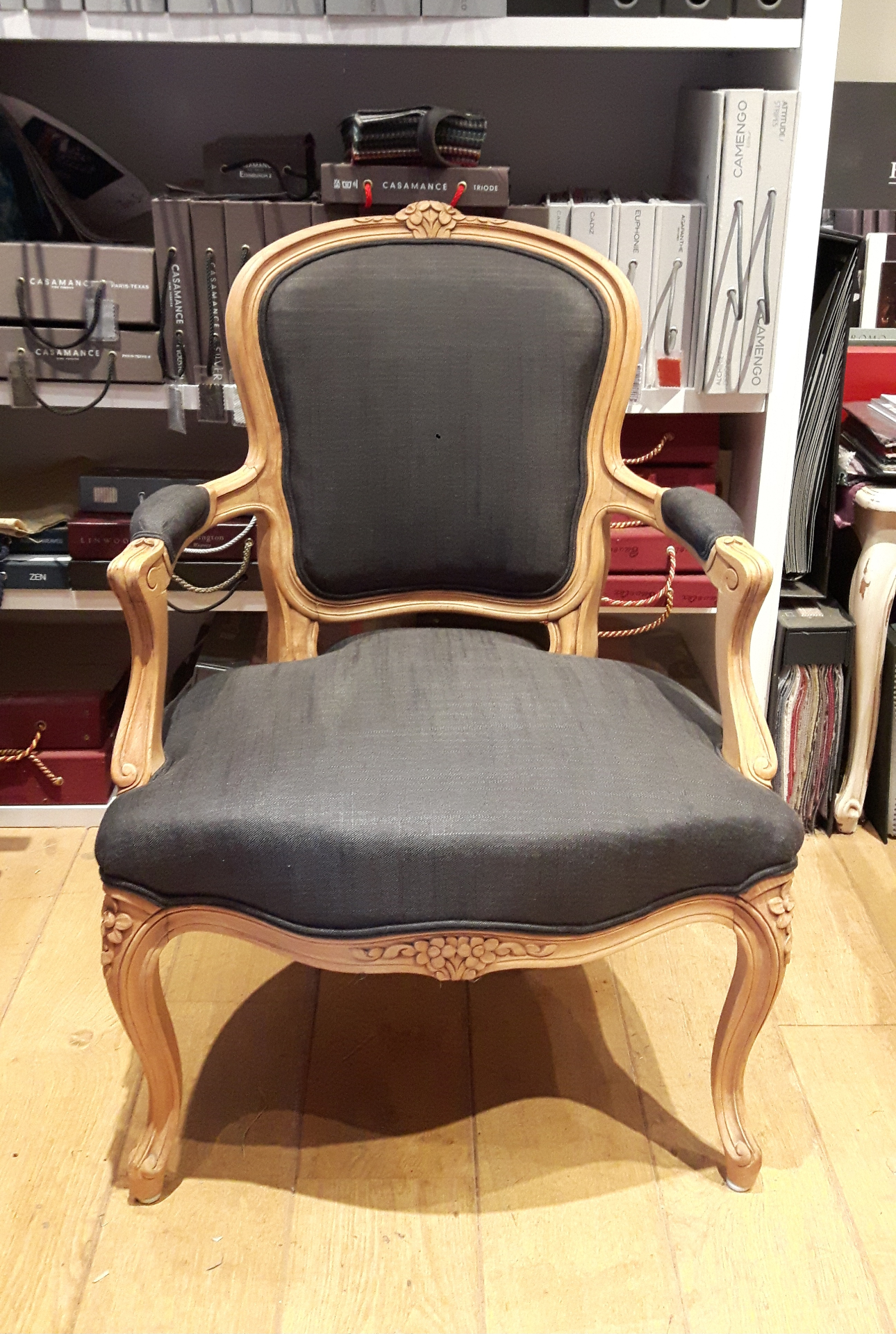 Fauteuil cabriolet Louis XV garni en lin gris ardoise, bois patiné clair