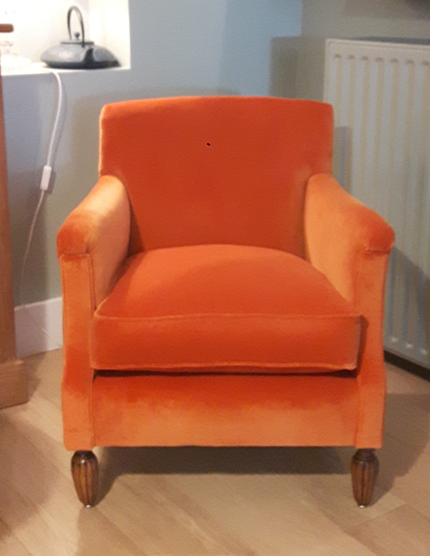 Fauteuil club garni en velours orange