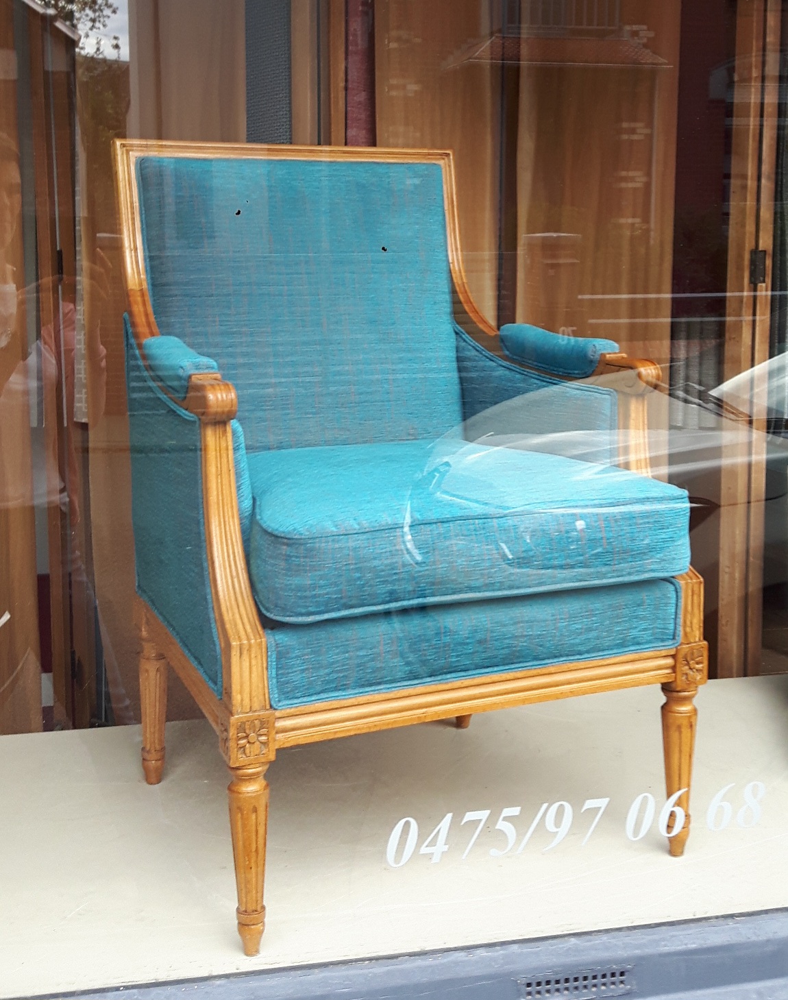 Bergère Louis XVI garnie en tissu bleu turquoise, bois clair