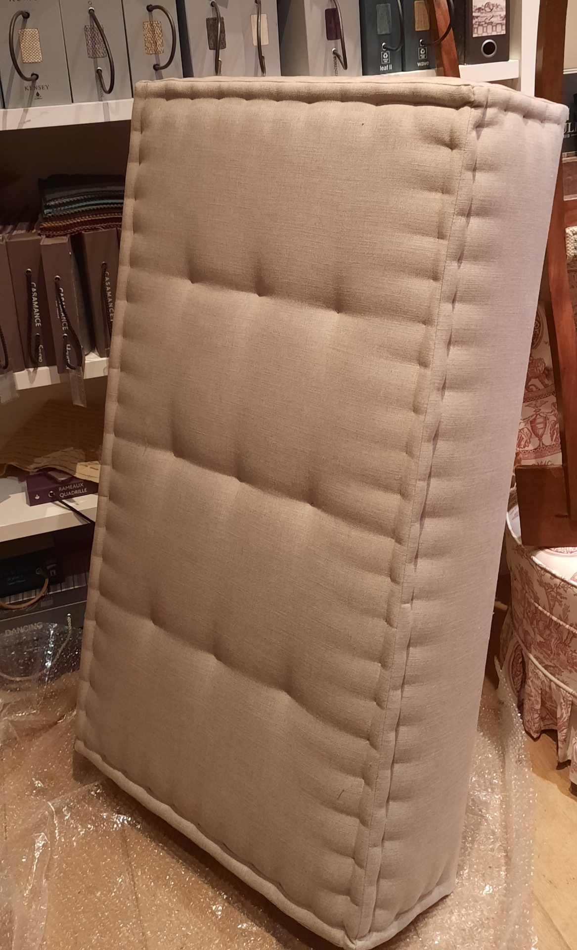 Coussin en lin beige, garnissage en mousse