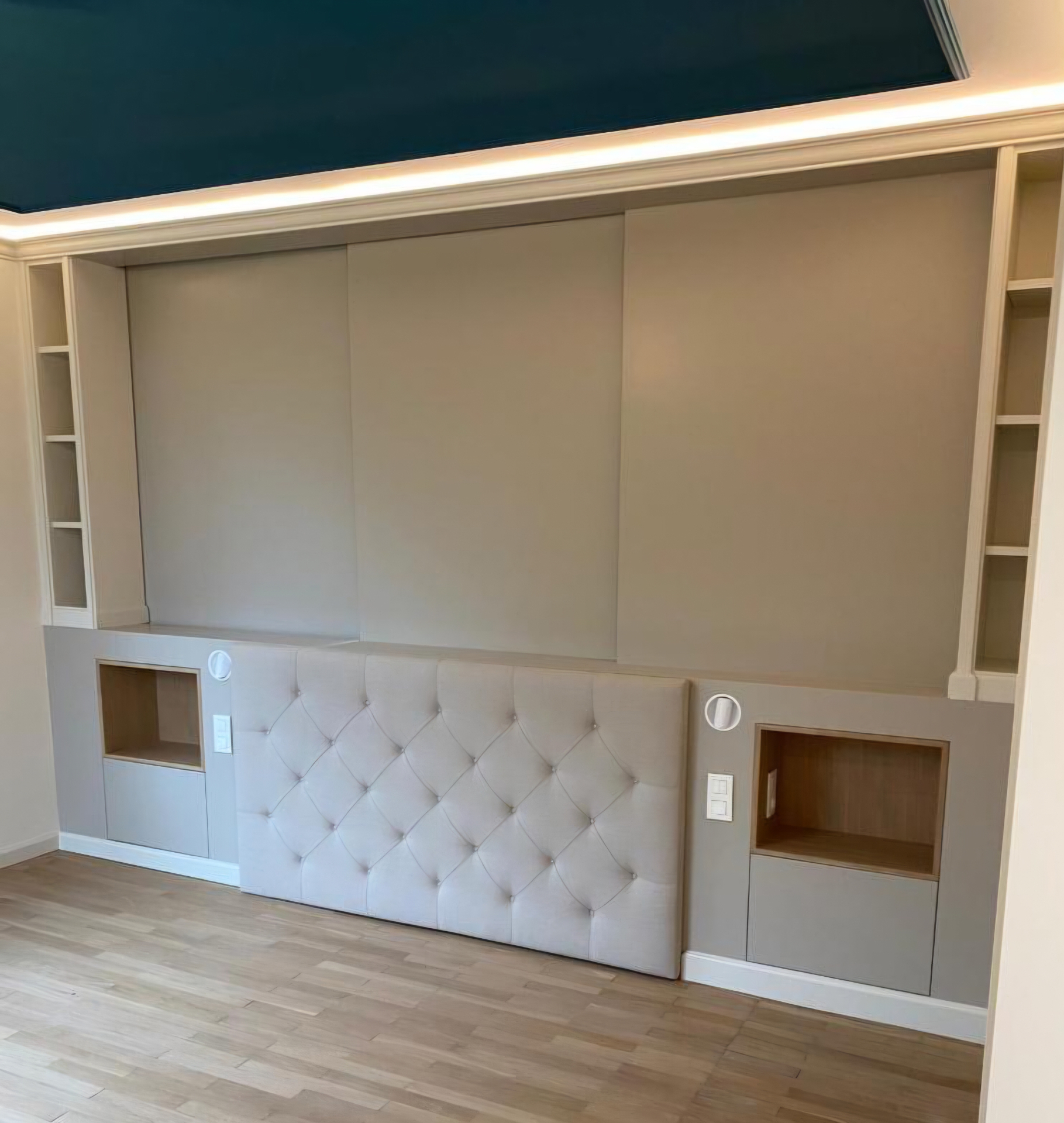 Tête de lit capitonnée losanges et panneaux muraux tendus en tissu beige