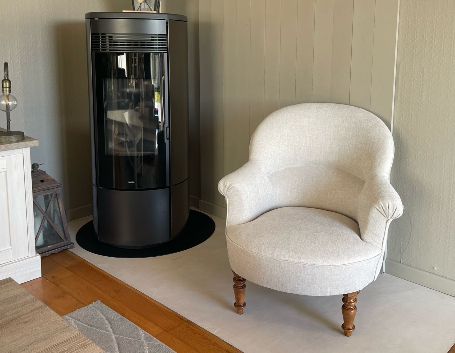 Fauteuil crapaud garni en tissu lin écru, bois ciré tourné