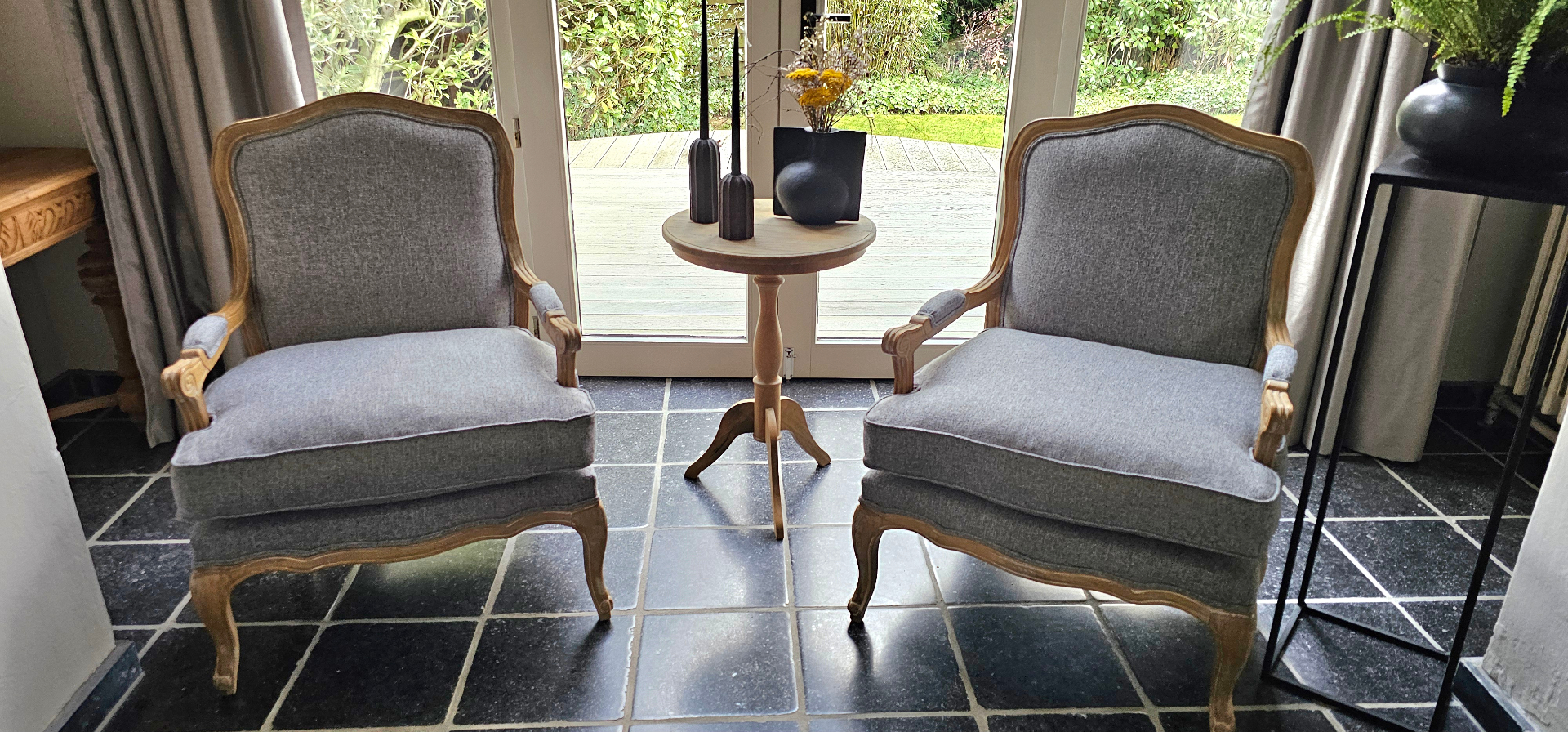 Paire de bergères Louis XV garnies en laine grise, bois patiné clair