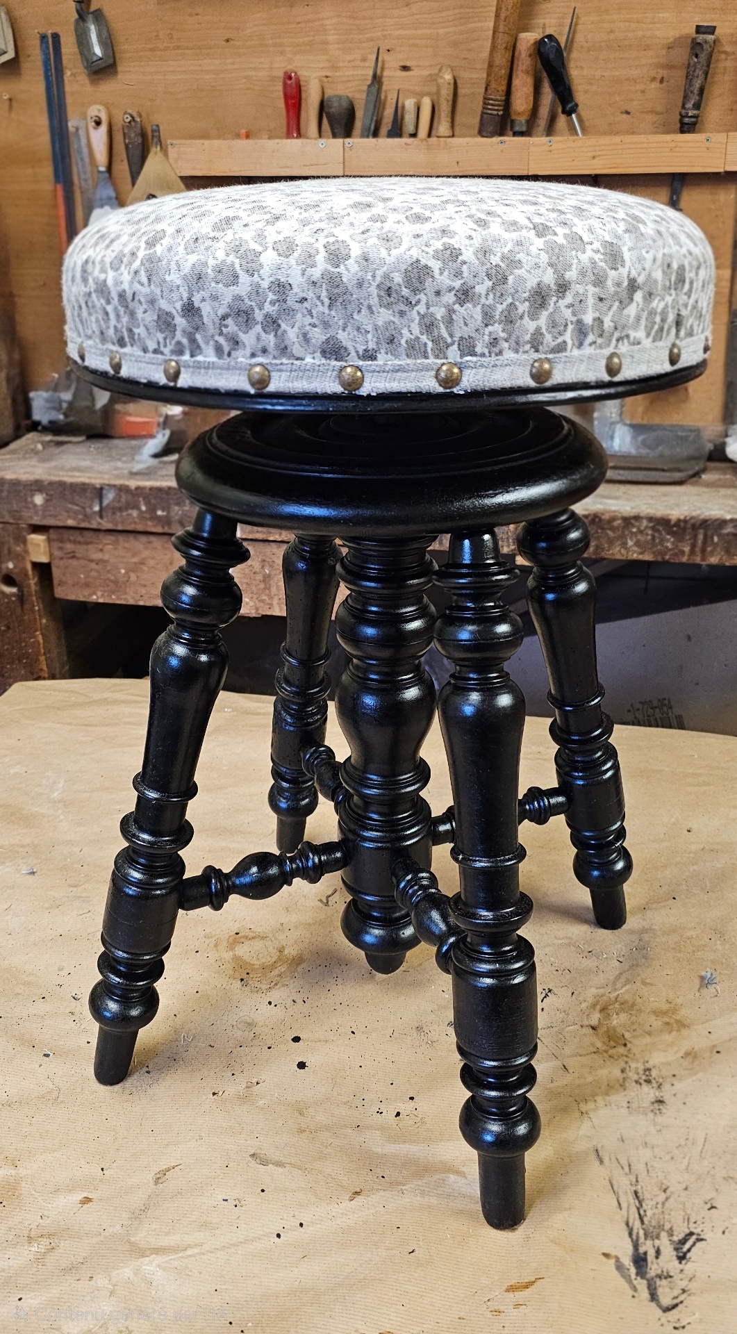 Tabouret de piano tournant garni en tissu motif léopard gris, clouté laiton, bois noirci