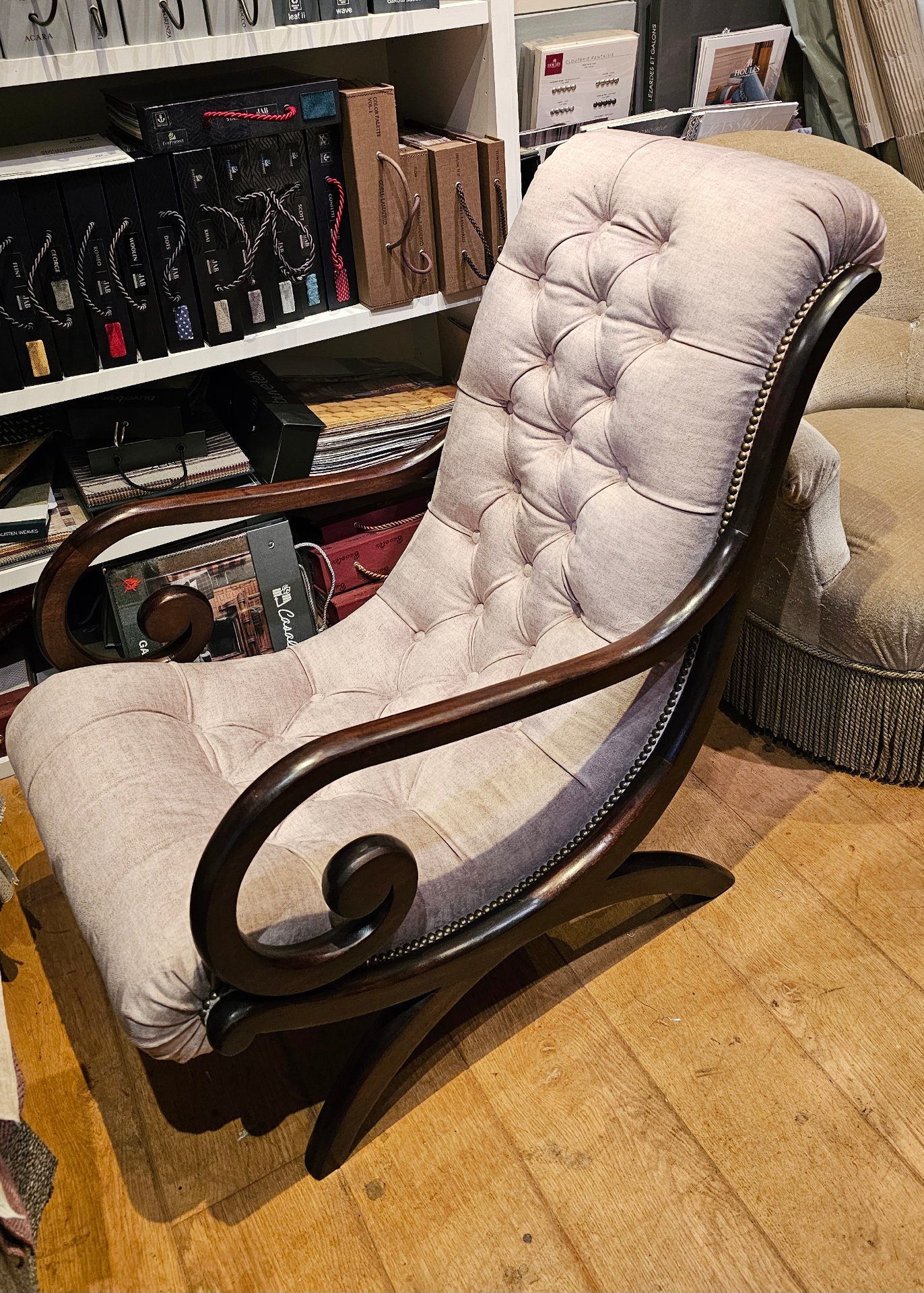 Fauteuil dossier capitonné en lin rosé clouté laiton, bois acajou