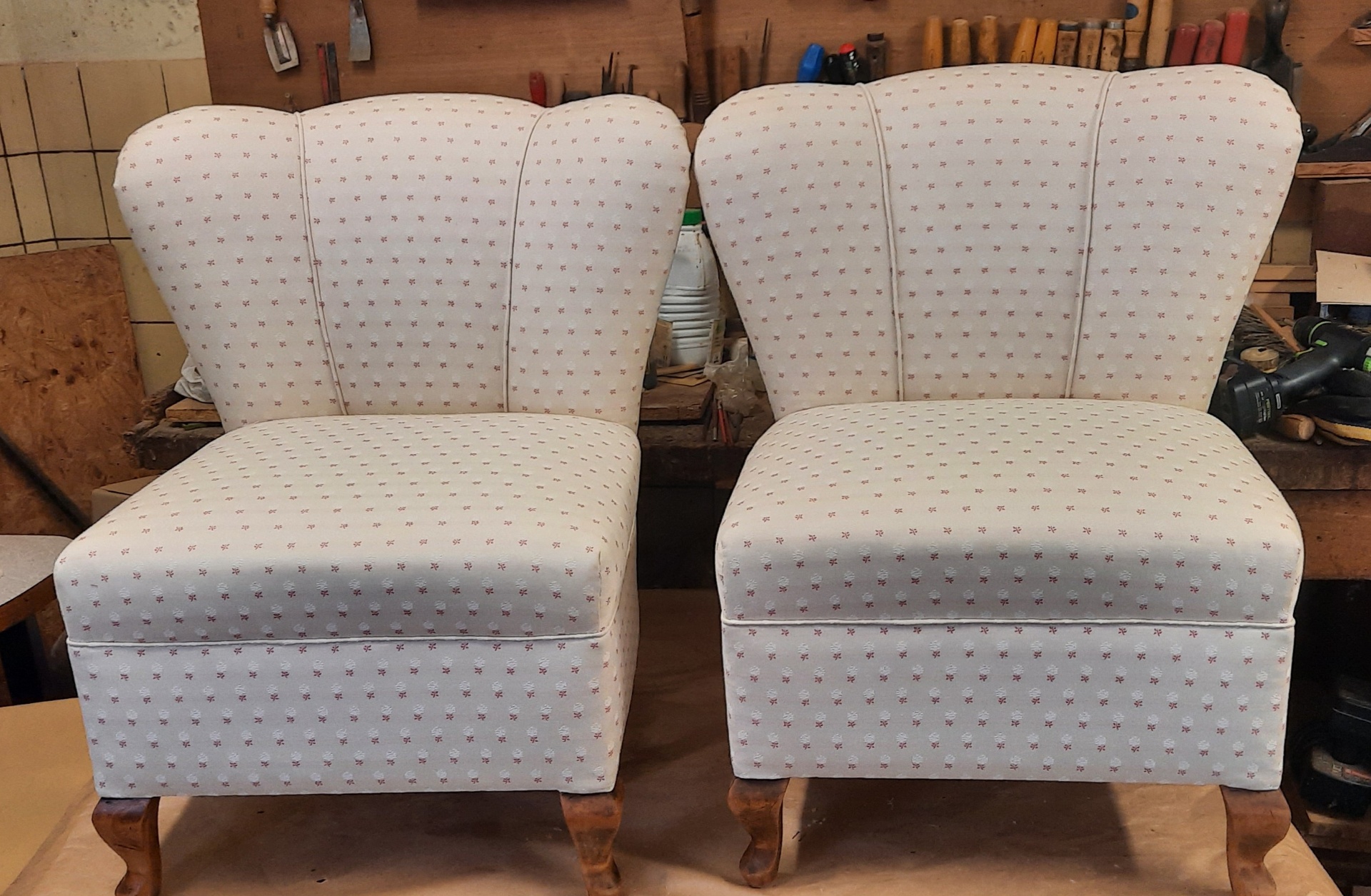 Paire de chauffeuses dossier coquille en tissu écru à motifs fleurs roses