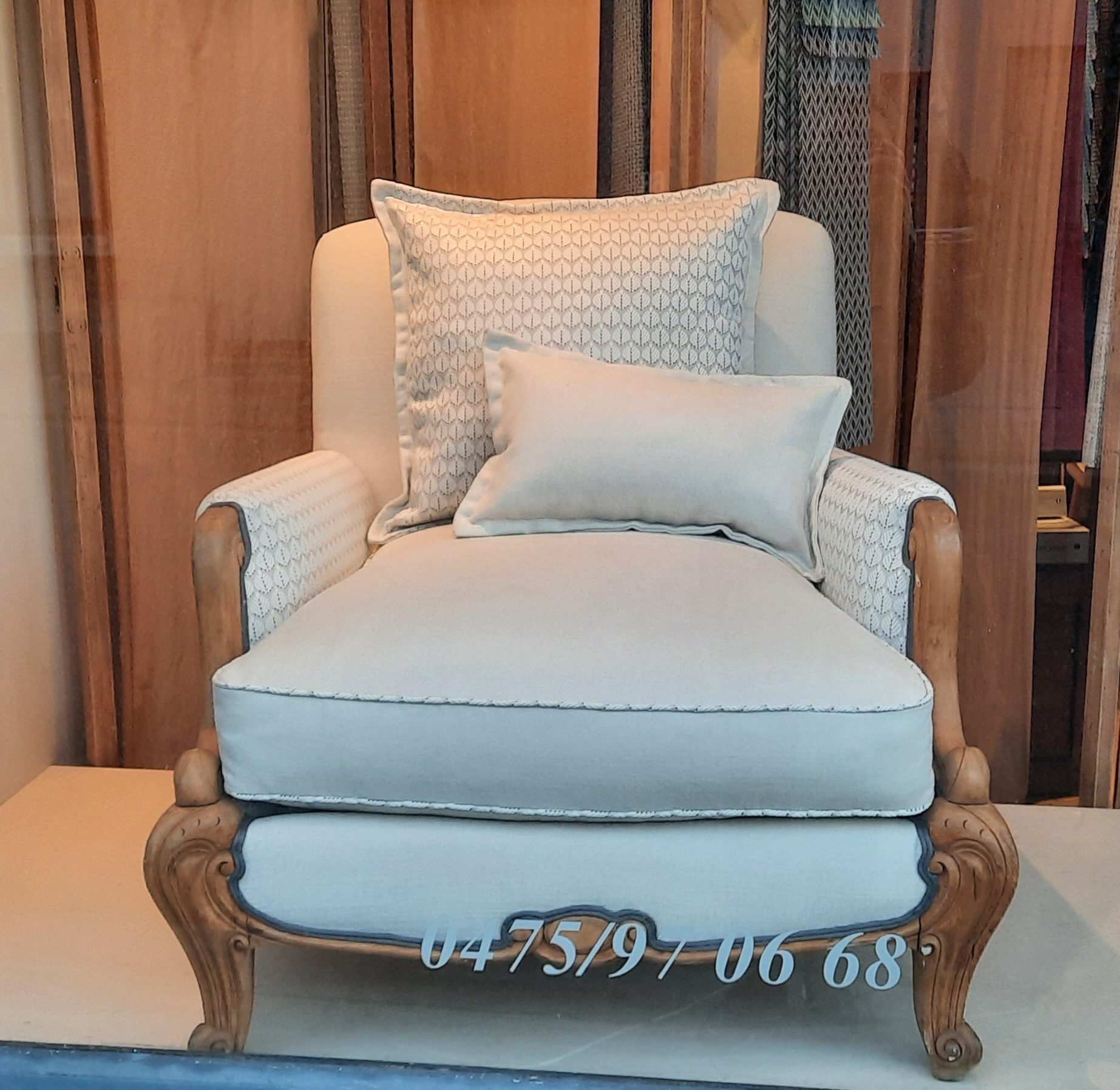 Bergère Louis XV en tissu bleu ciel avec coussin et passepoils, bois patiné