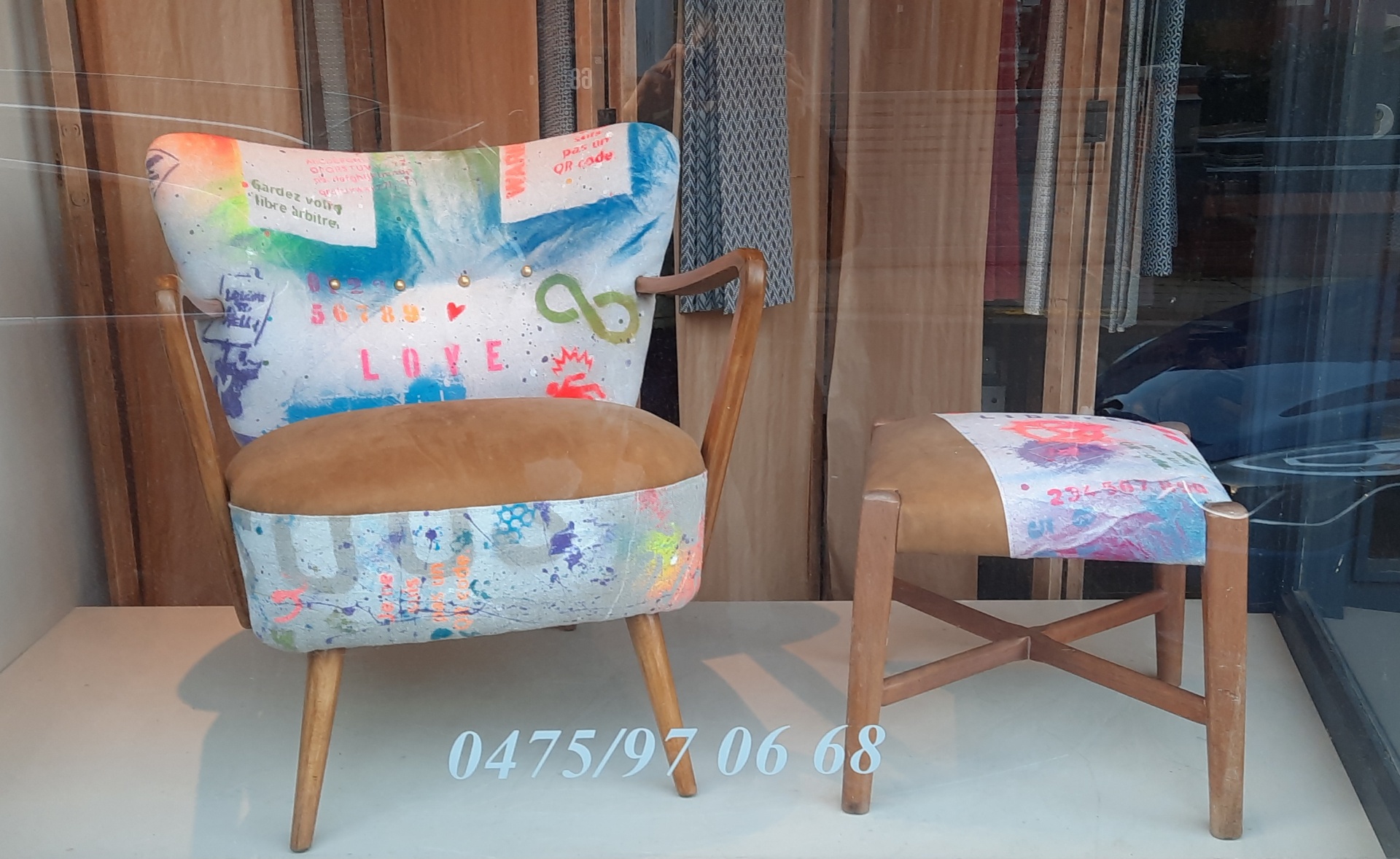 Fauteuil cocktail vintage et tabouret garnis en tissu coloré graffiti et cuir cognac
