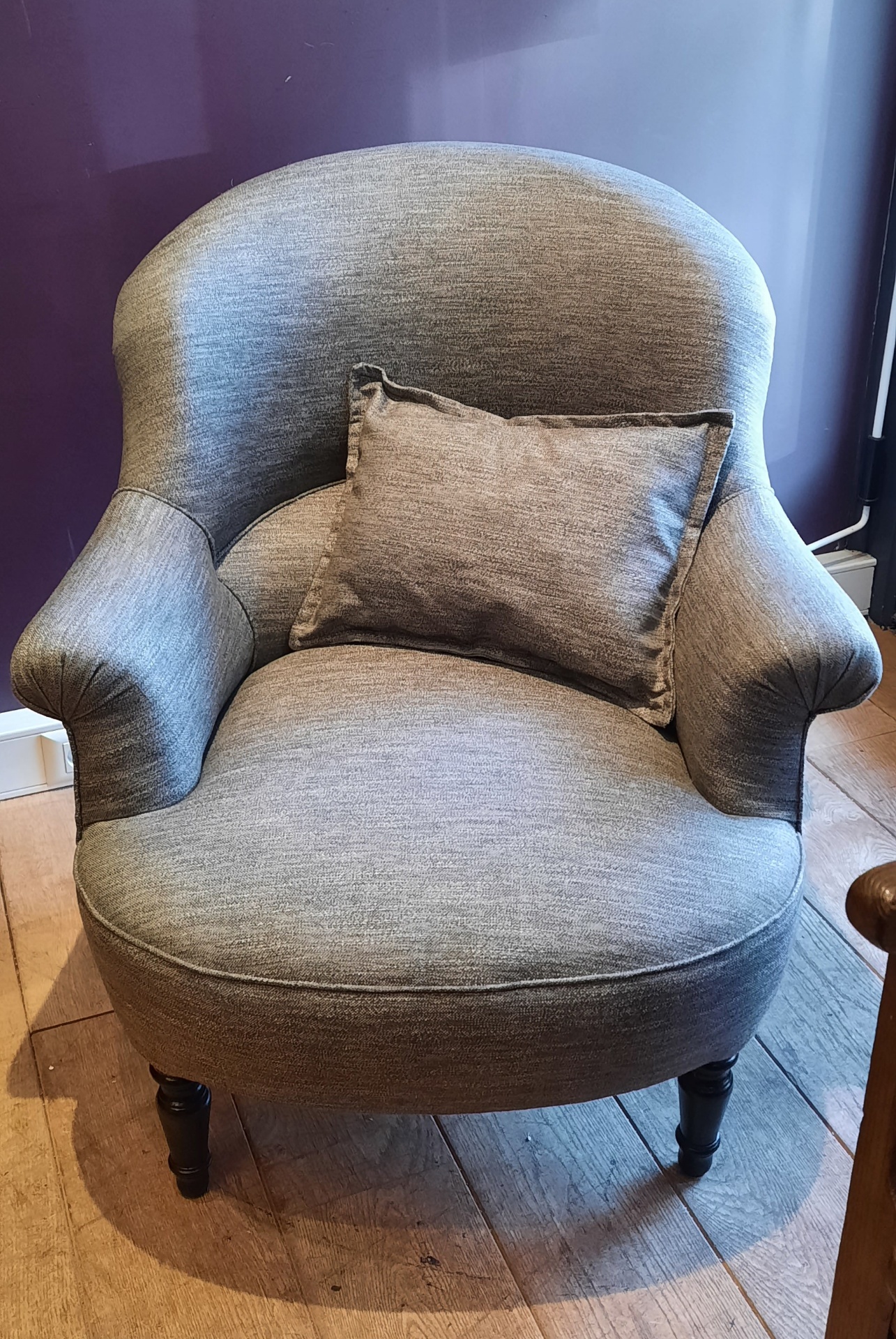 Fauteuil crapaud garni en chenille gris bleuté avec coussin assorti
