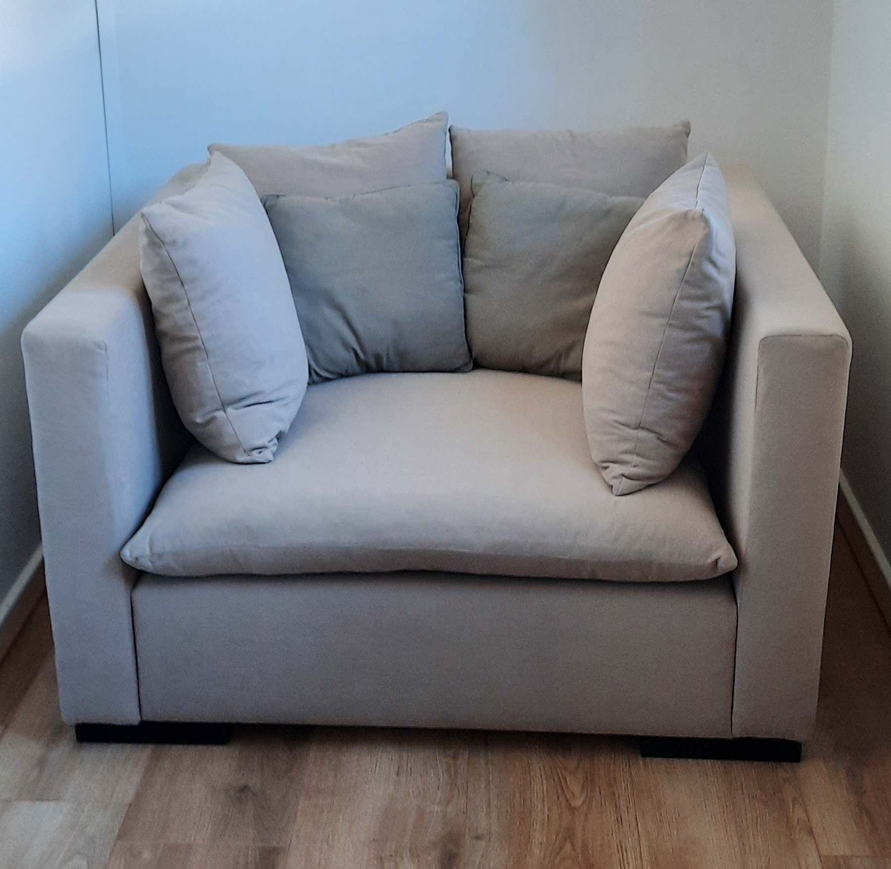 Grand fauteuil contemporain garni en tissu lin beige avec coussins moelleux