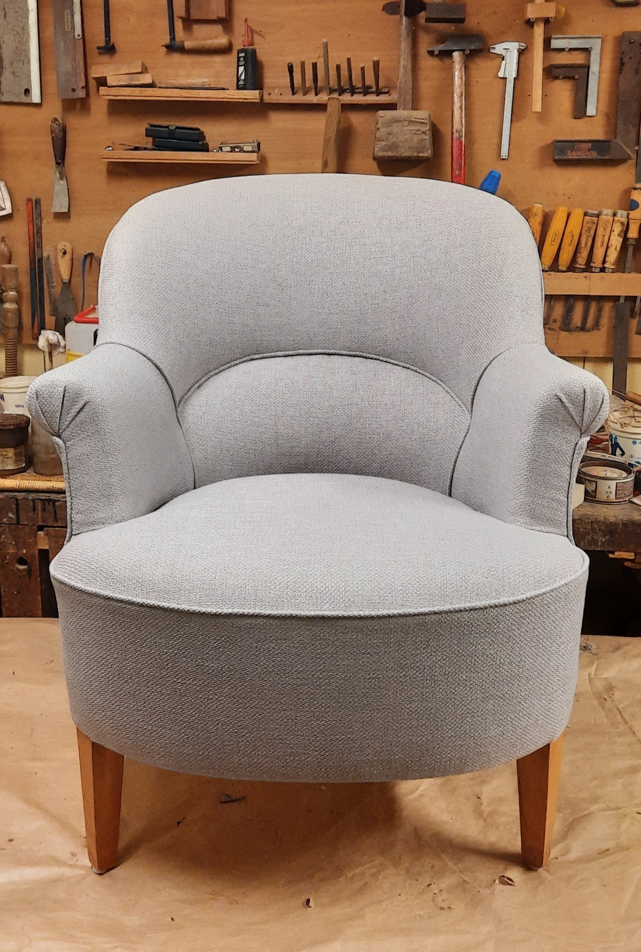 Fauteuil crapaud garni en tissu texturé gris perle, pieds bois clair