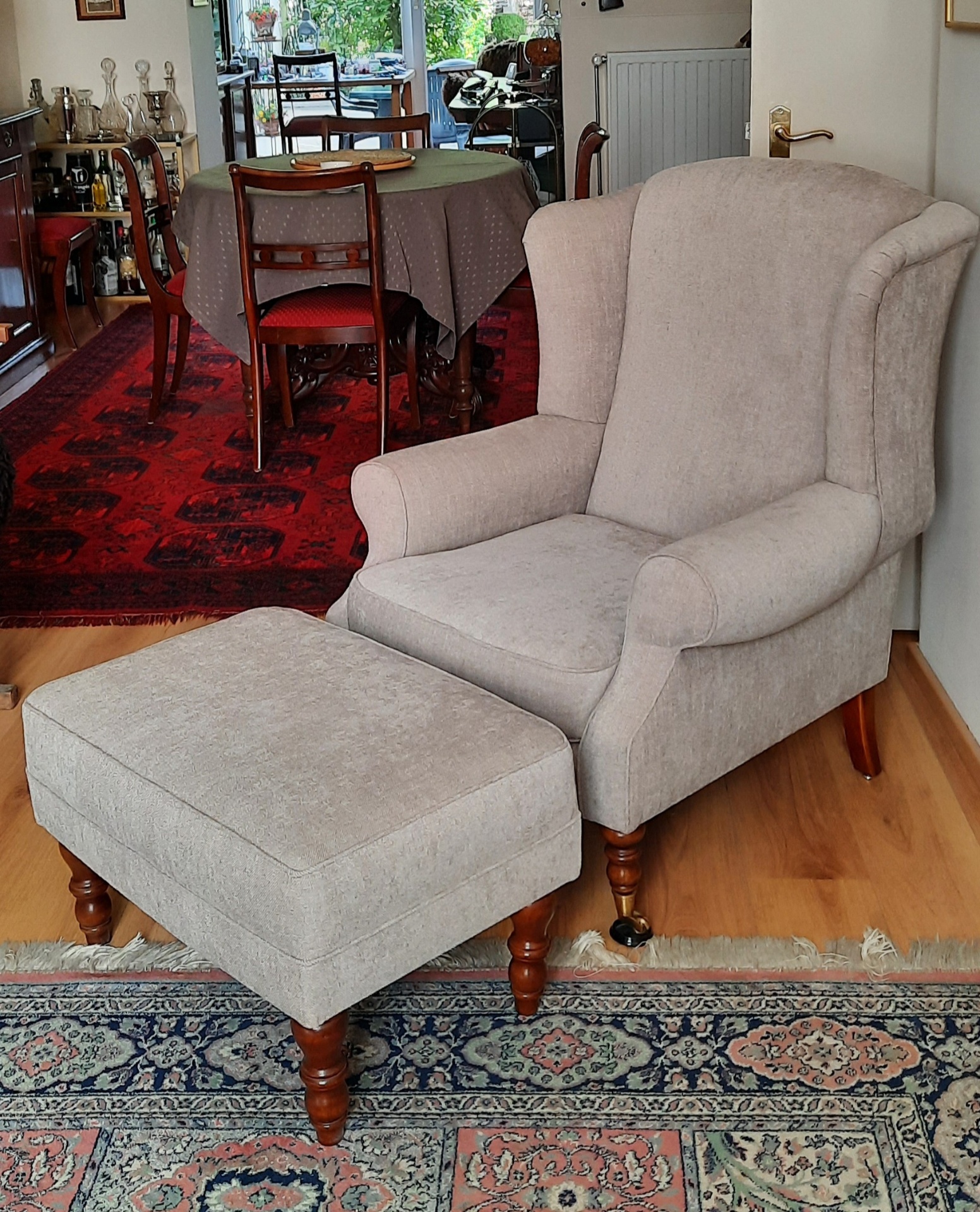 Fauteuil bergère à oreilles et pouf assorti garnis en lainage beige chiné