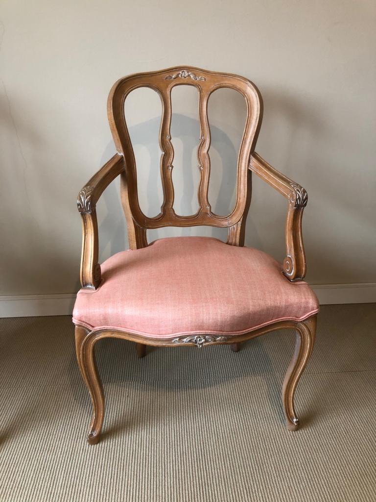 Fauteuil cabriolet Louis XV à dossier ajouré, assise garnie en lin rose poudré