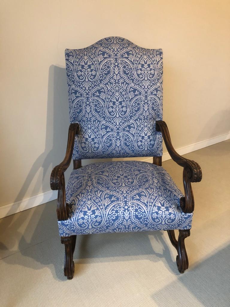 Fauteuil Louis XIII en bois sculpté garni en tissu damassé bleu et blanc