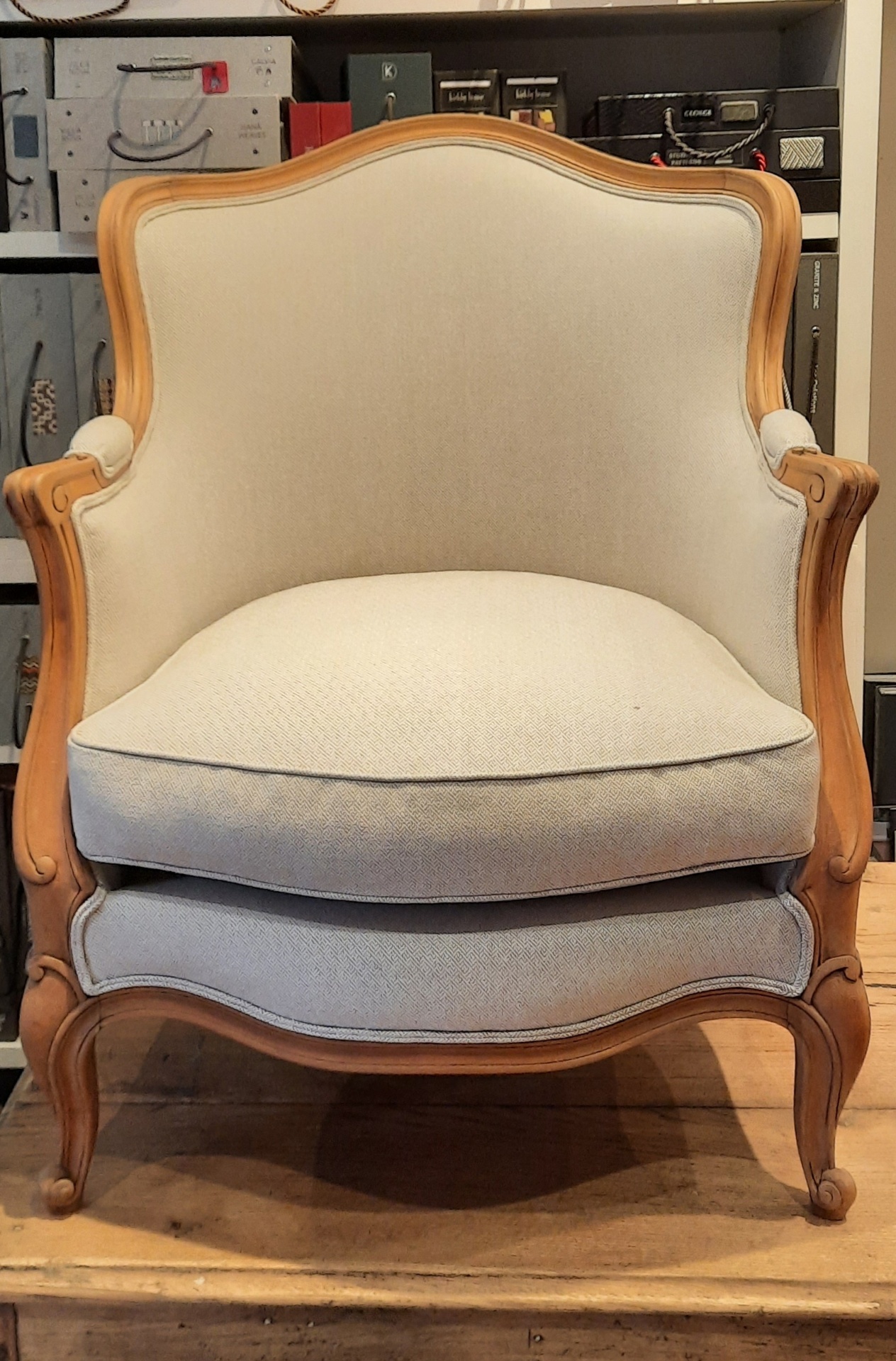 Bergère Louis XV avec coussin déhoussable en tissu écru, bois patiné clair