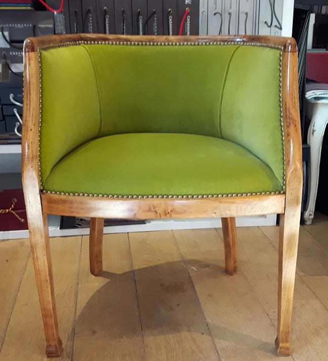 Fauteuil tonneau Art déco garni en velours vert anis clouté laiton, bois clair