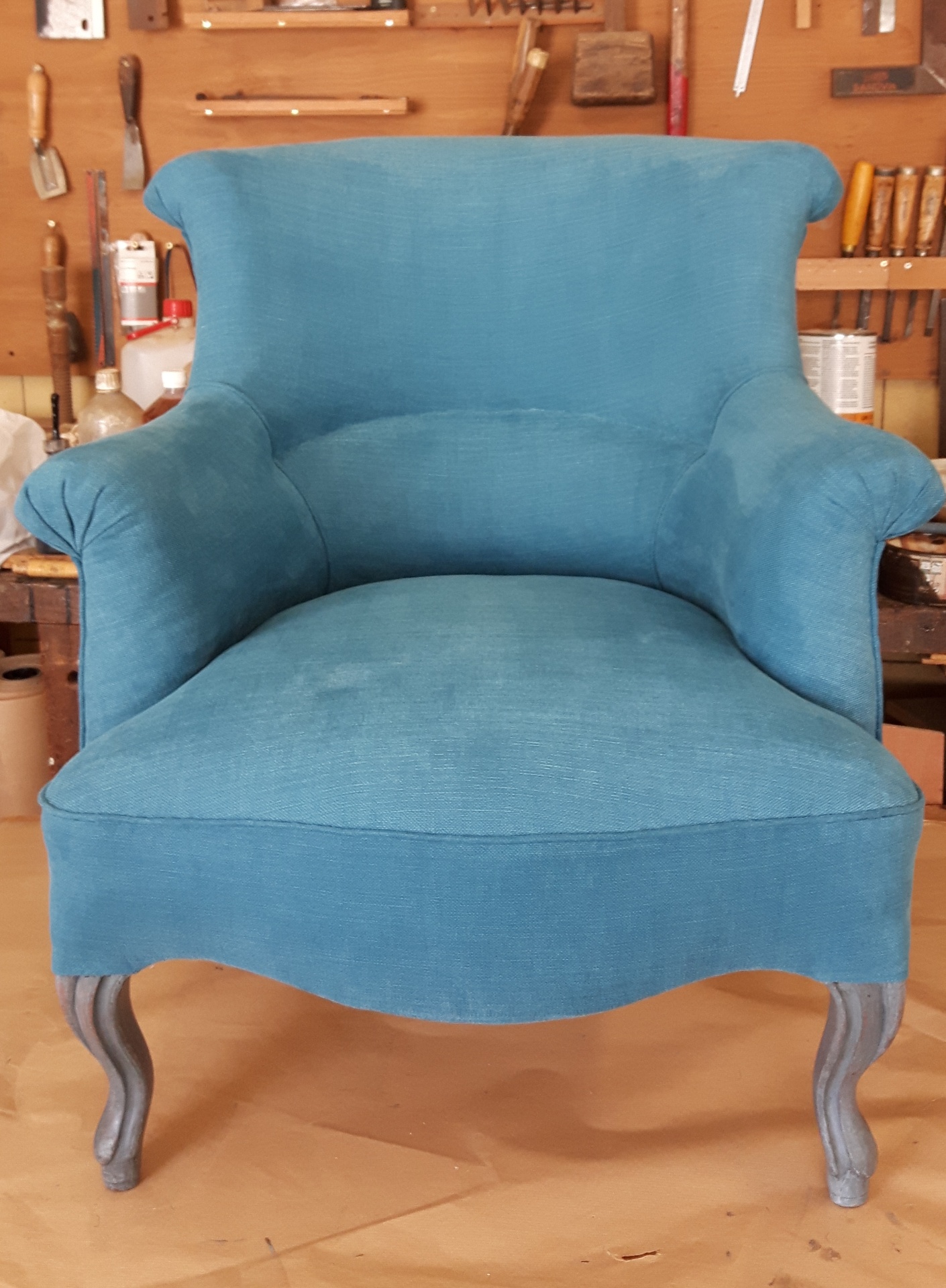 Fauteuil crapaud garni en lin bleu canard, pieds bois patinés gris