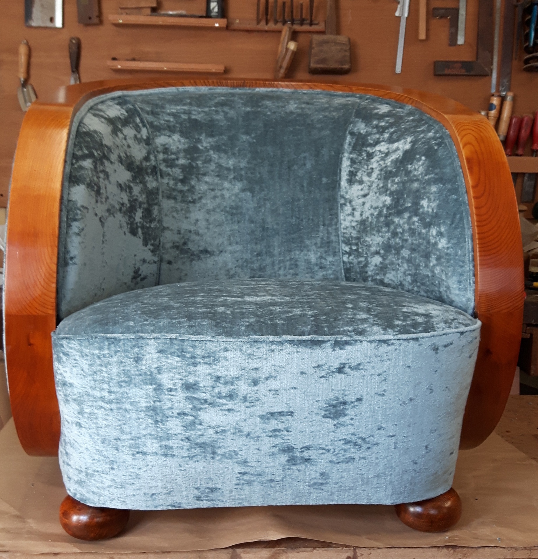 Fauteuil tonneau Art déco en bois clair garni en velours frappé bleu-gris