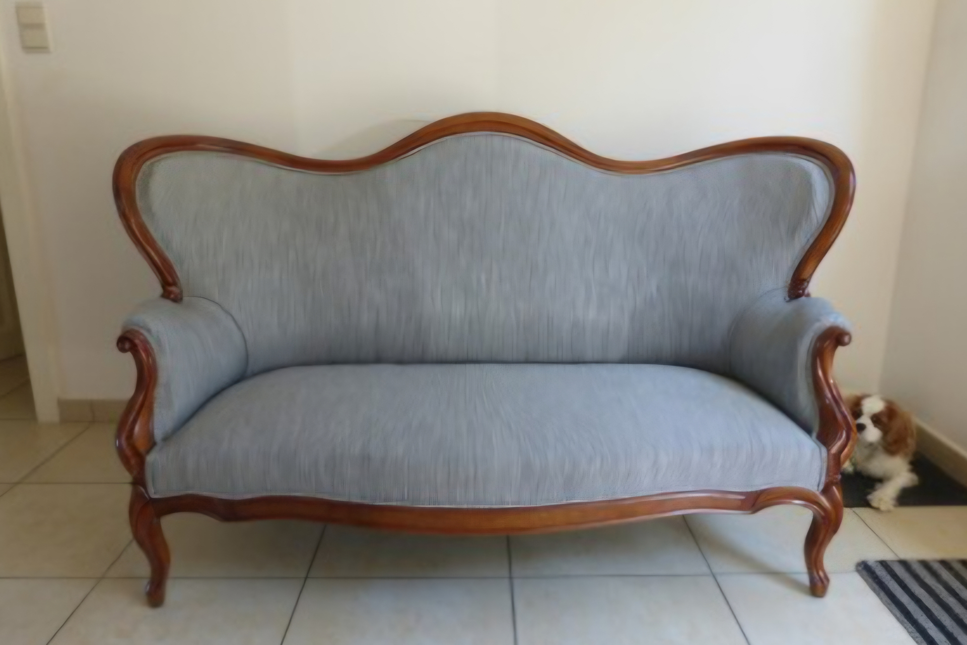 Canapé Louis-Philippe à dossier mouvementé garni en tissu gris bleu chiné, bois acajou ciré