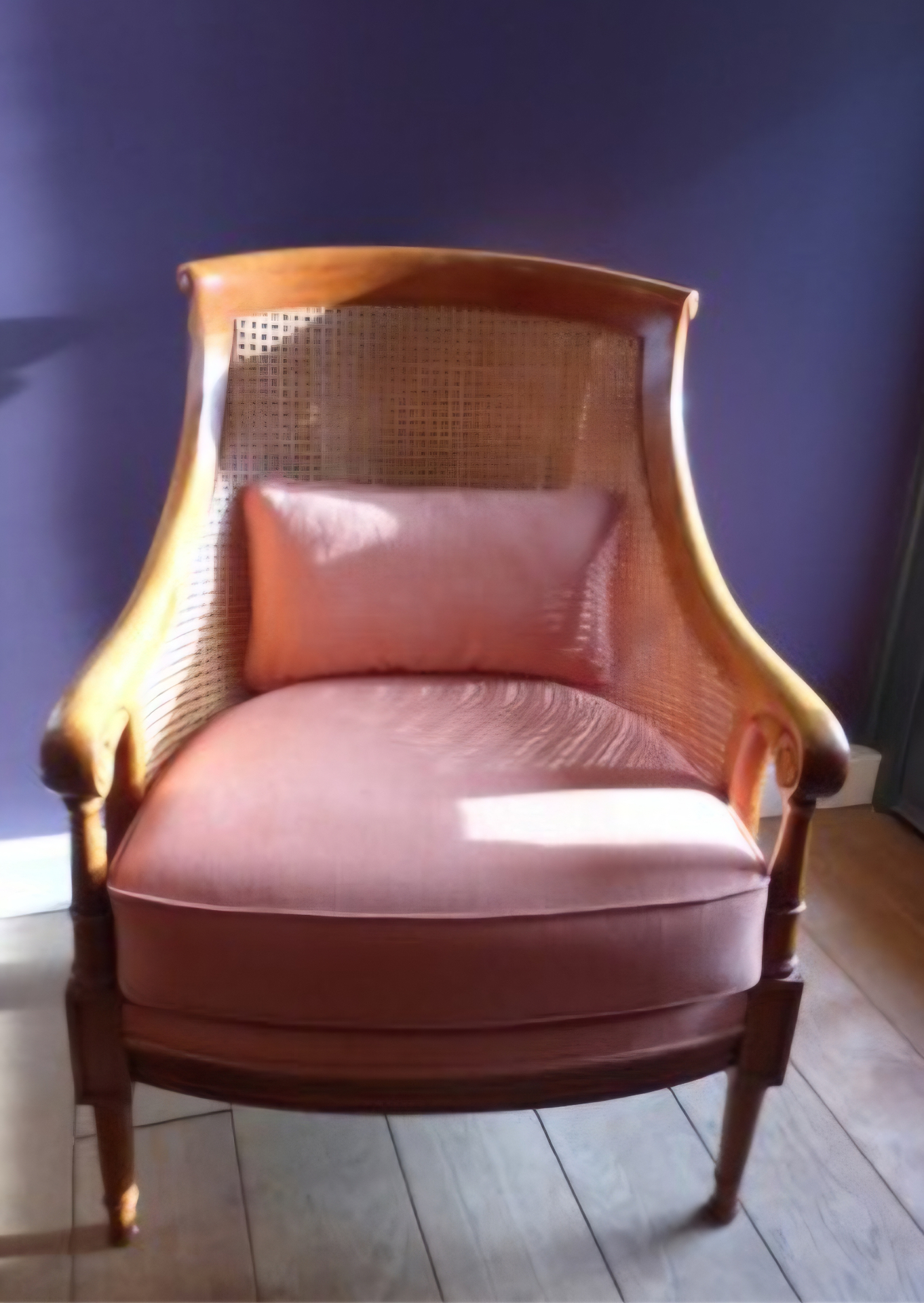 Bergère Directoire à dossier cannage main, assise et coussin garnis en velours rose poudré, bois clair