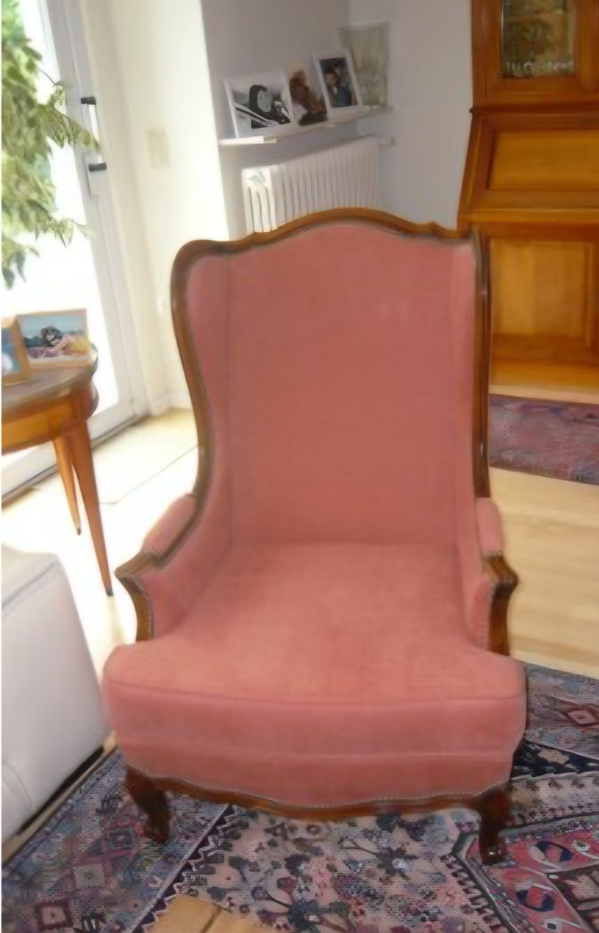 Bergère à oreilles Louis XV garnie en velours rose corail, bois patiné