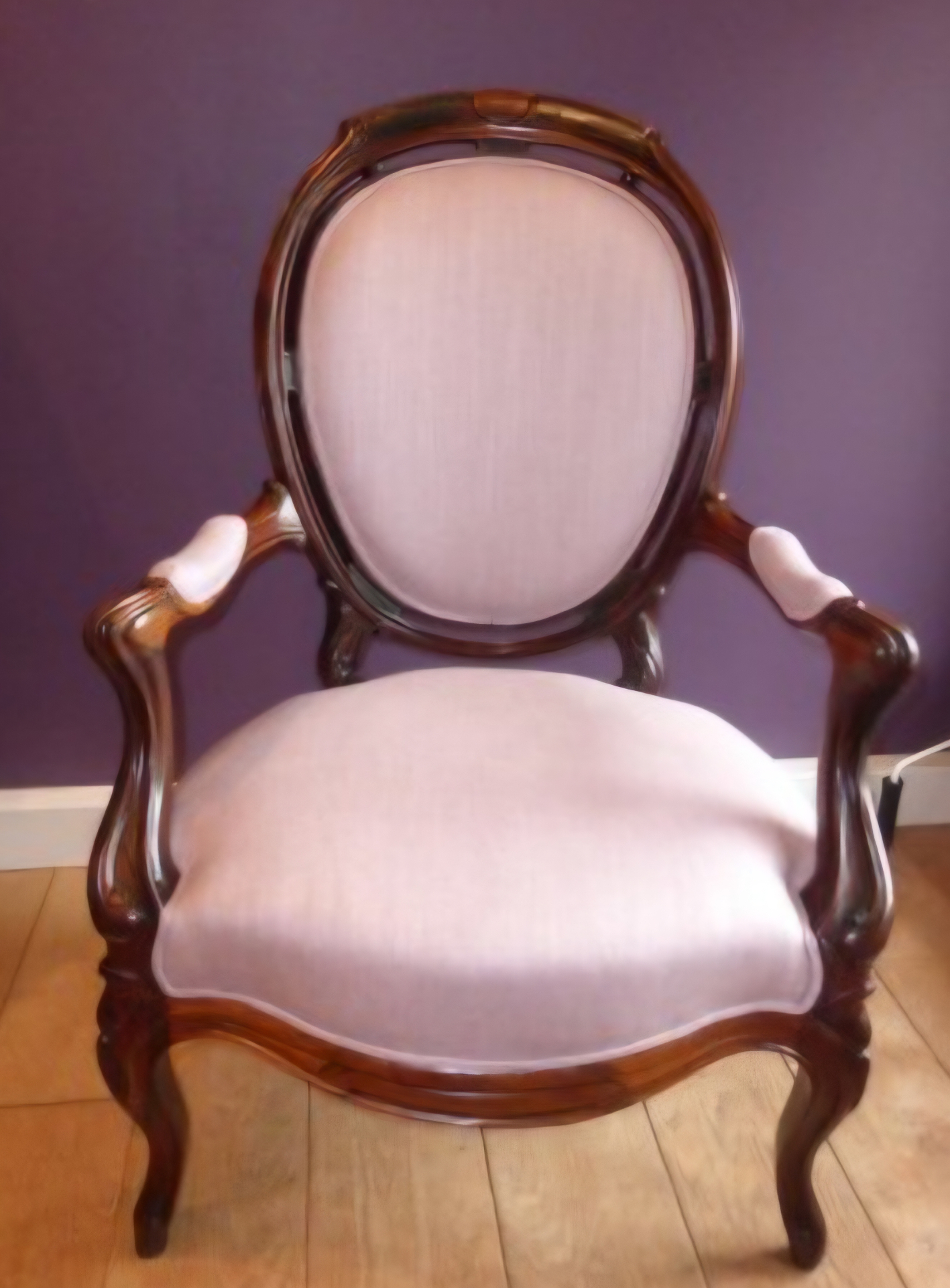 Fauteuil médaillon Louis-Philippe garni en tissu rose poudré, bois acajou ciré