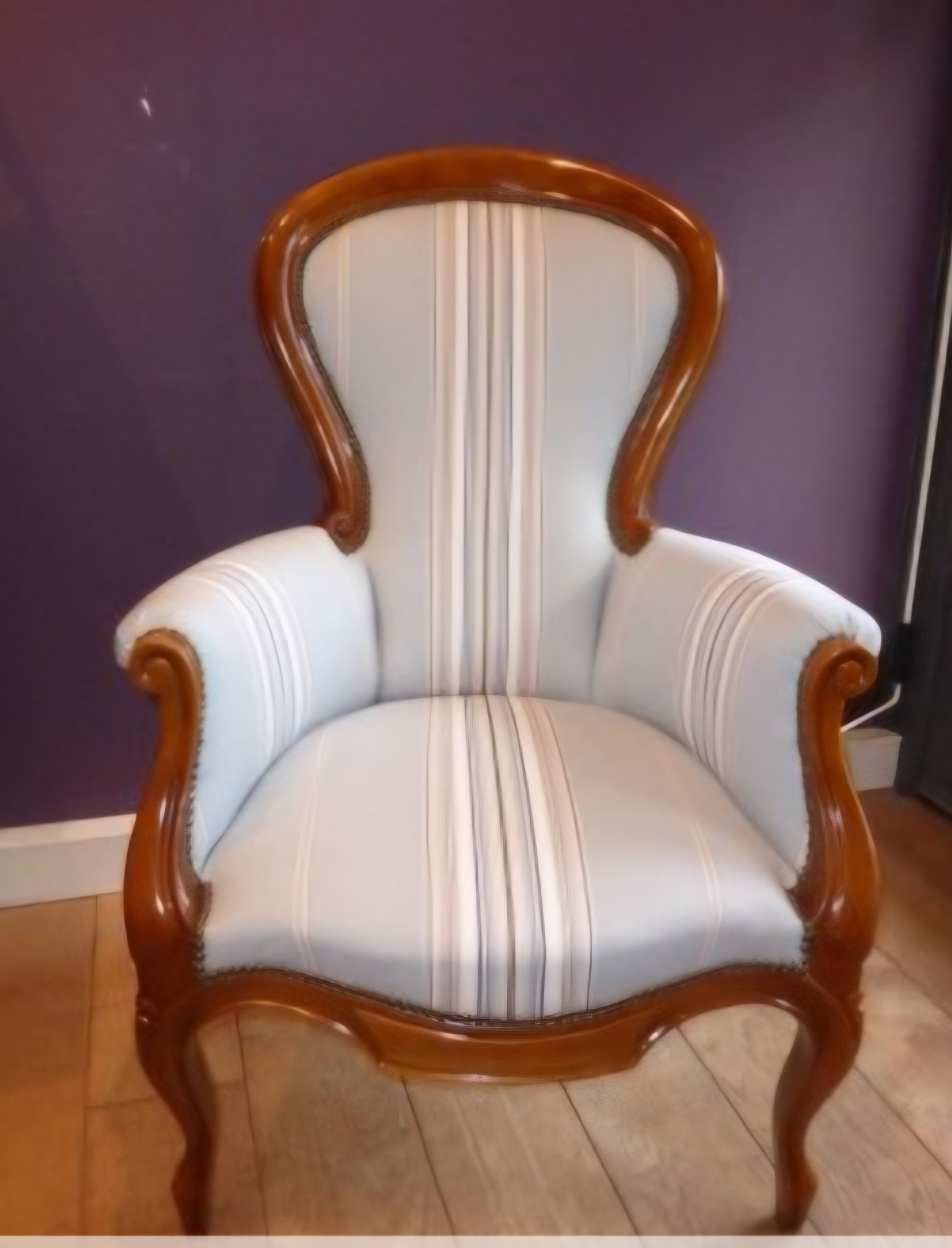 Fauteuil Louis-Philippe à dossier violoné garni en tissu rayé blanc et gris, bois acajou