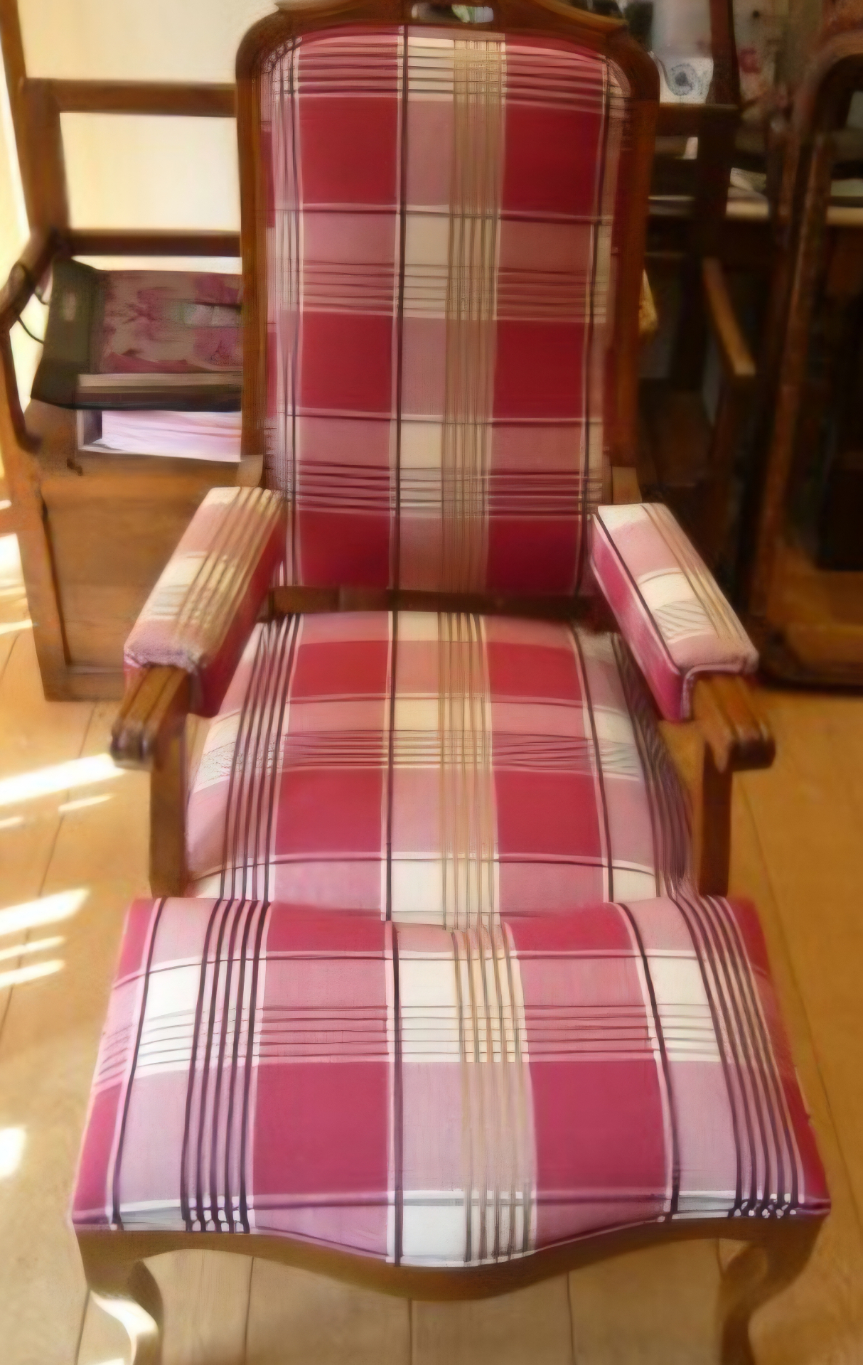 Fauteuil ancien avec repose-pieds assorti, garni en tissu à carreaux rouge et rose