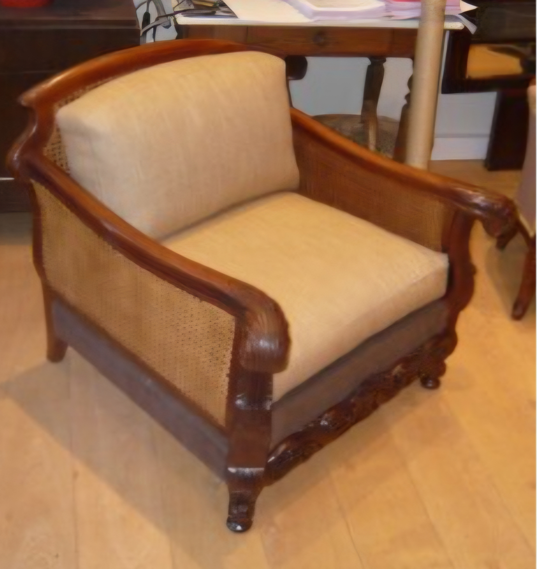 Fauteuil ancien en bois avec assise et dossier garnis en tissu beige