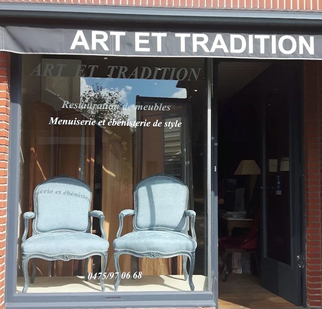 Vitrine de l'atelier Art et Tradition — paire de fauteuils gris bleu