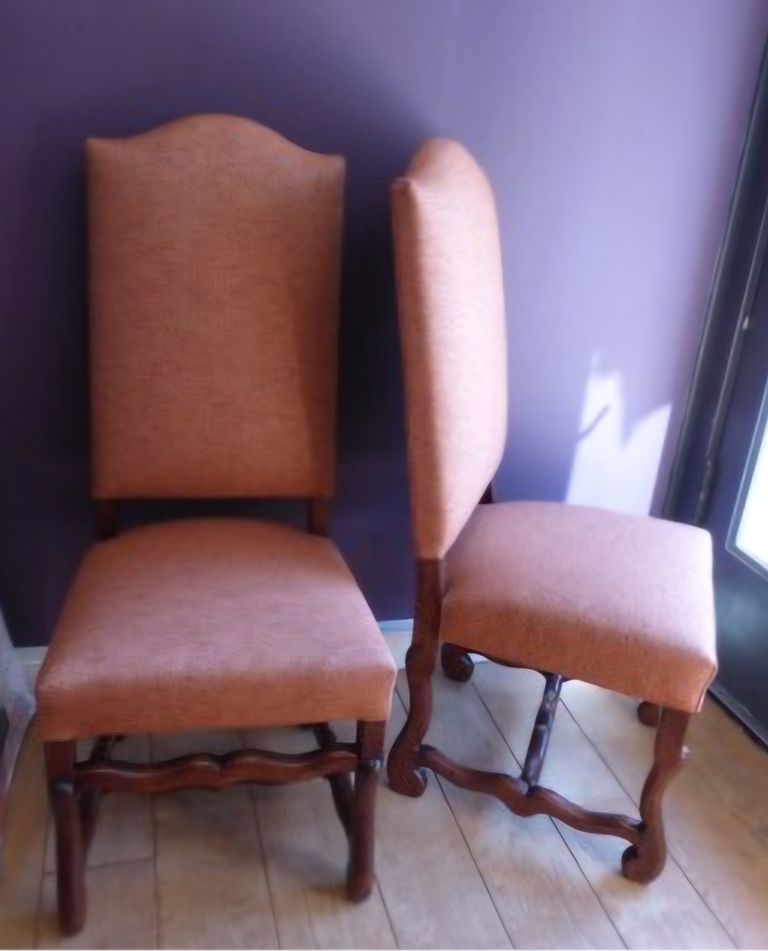 Paire de chaises anciennes garnies en tissu rose poudré