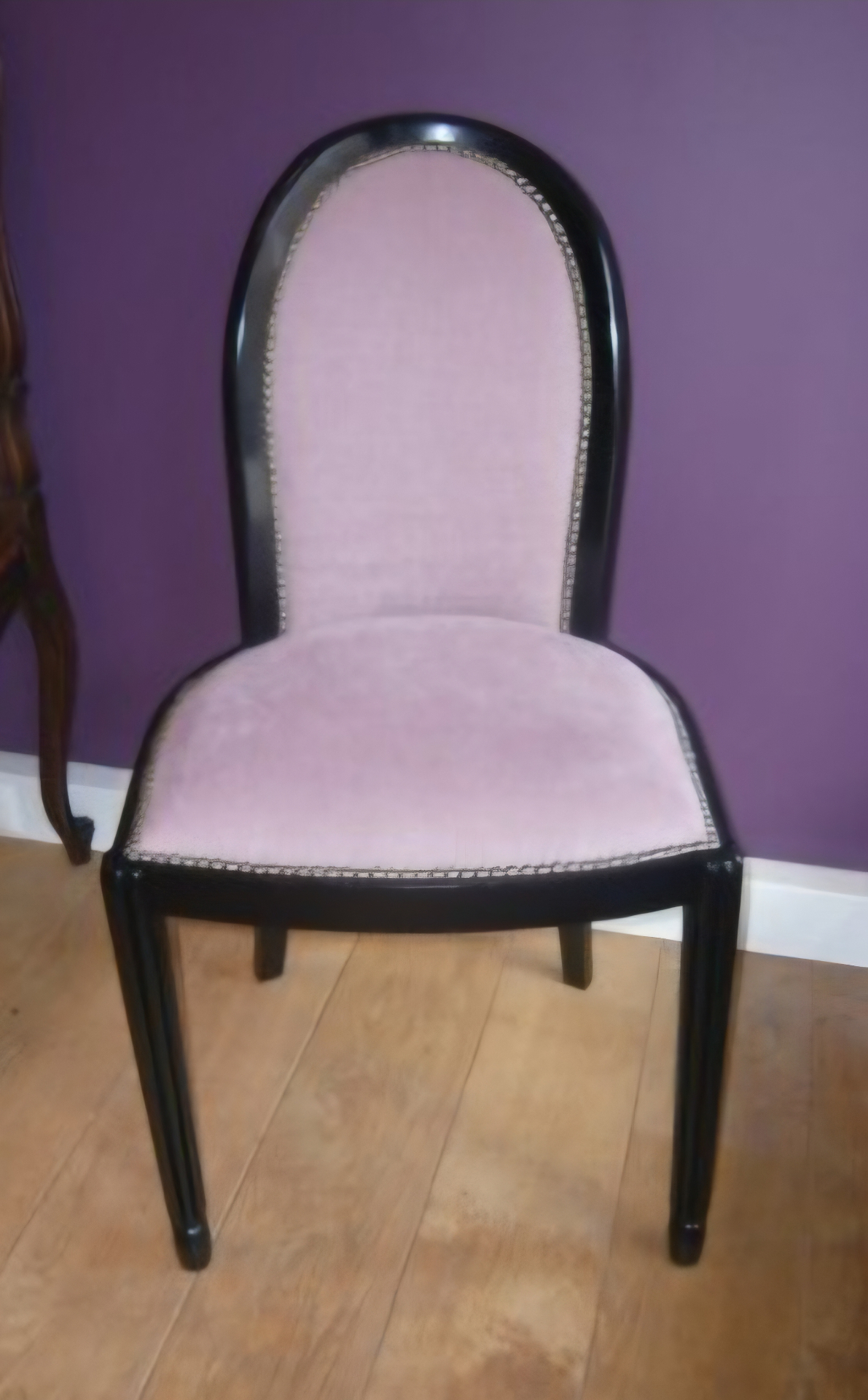 Chaise Art déco laquée noir garnie en velours rose poudré avec galon décoratif