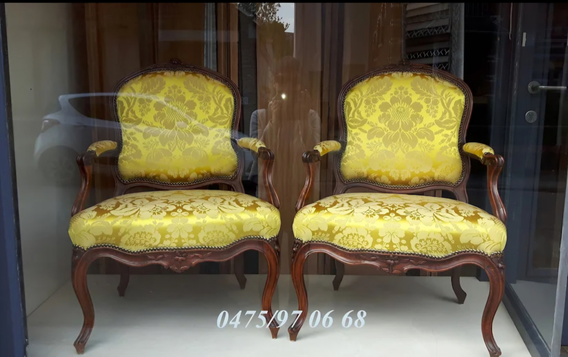 Paire de fauteuils Louis XV en damas jaune