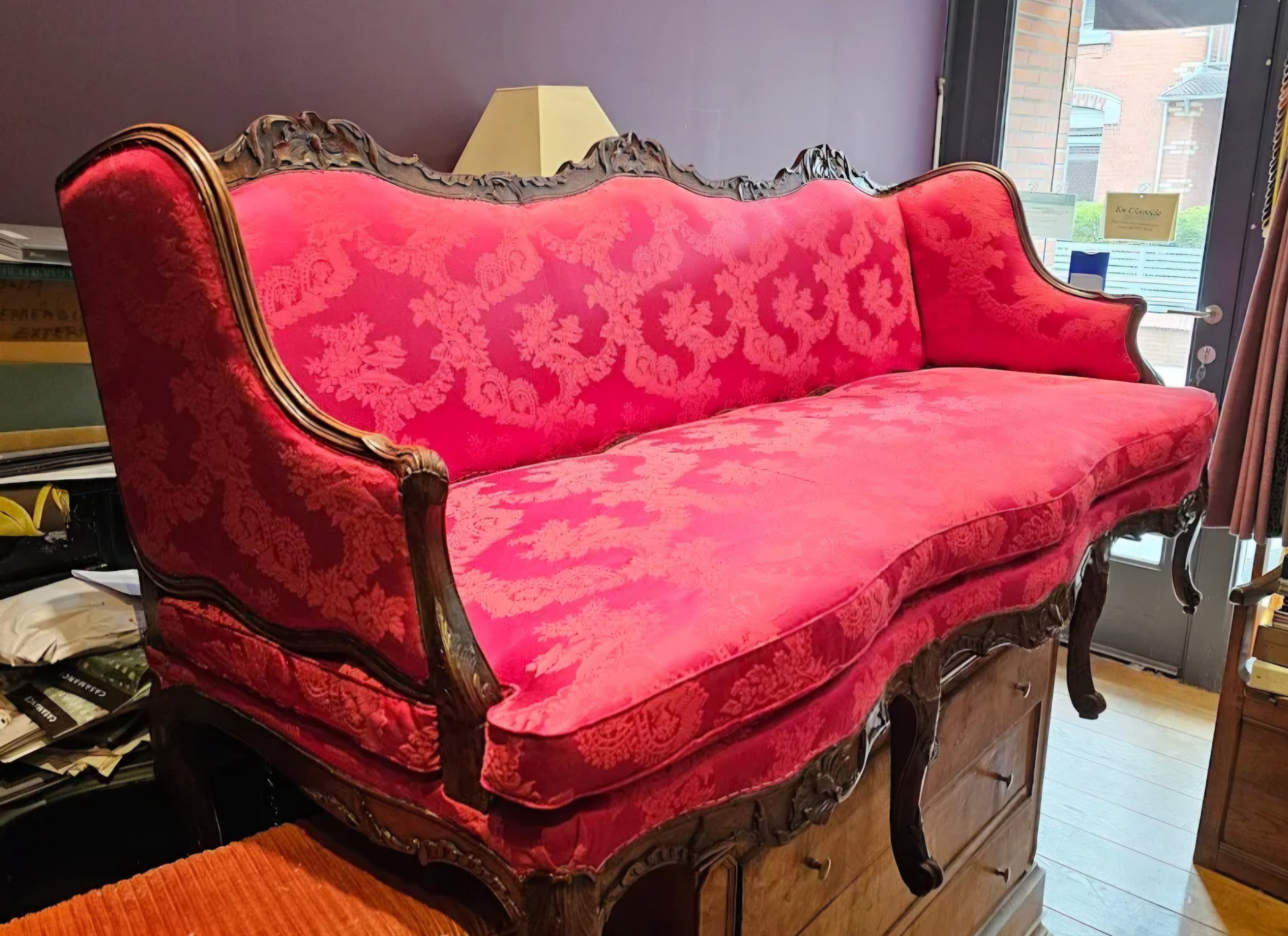 Canapé ancien garni en damas rouge